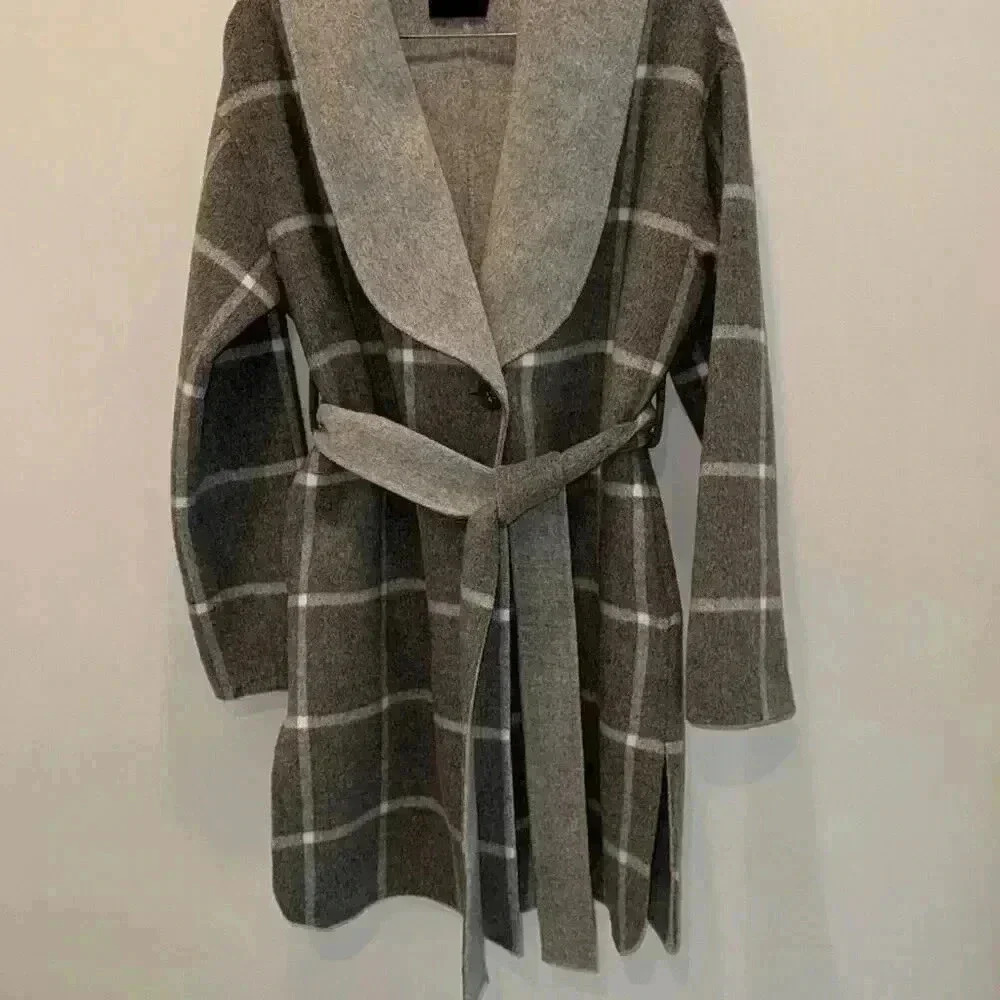 Excellent condition 90% wool 10% cashmere theory wrap coat!!